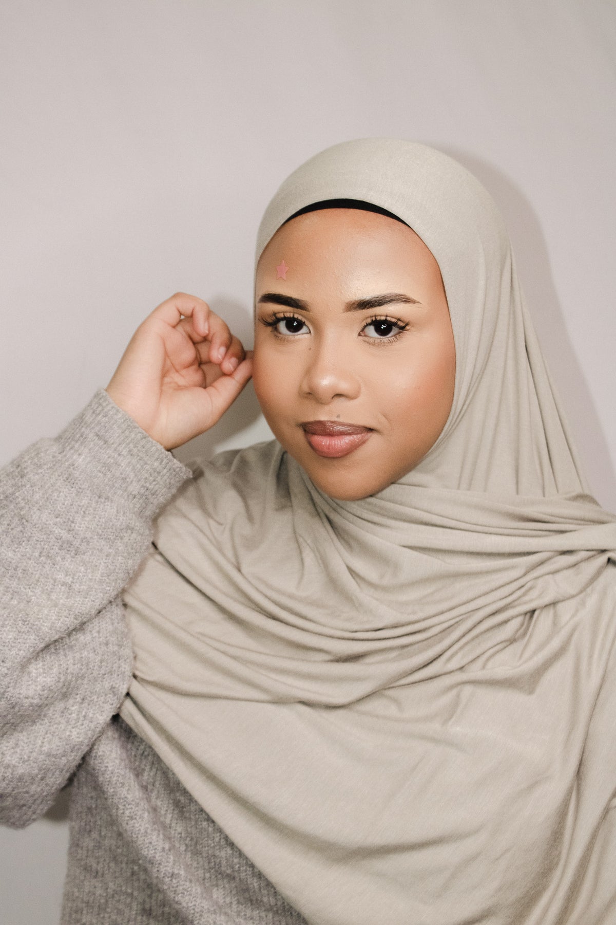Woman wearing the Instant Warp Jersey hijab in a light stone shade